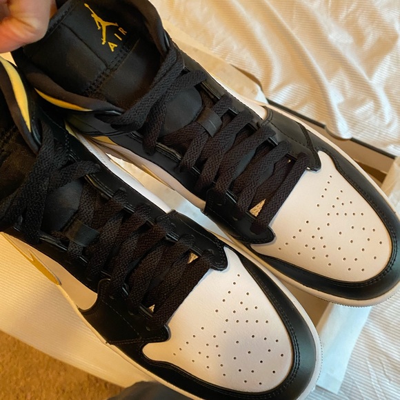 Air Jordan 1 - Picture 2 of 7